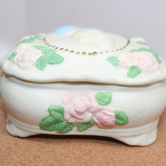 Vintage "Praying Hands" Hand-painted Porcelain jewelry box/ trinket box - Picture 5 of 11